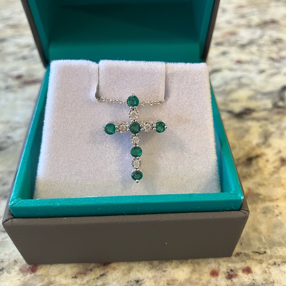 EFFY Brasilica Emerald .51 CTW & Diamond .07 CTW Cross Necklace New w/ Box - Picture 2 of 7